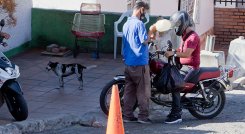 En muchos sectores de Cúcuta se encuentran viejos y nuevos pimpineros, así los márgenes de ganancias no sean tan altos como cuando vendían gasolina de contrabando. / Foto: Luis Alfredo Estévez