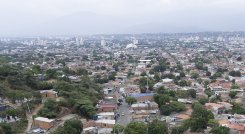 Aspecto de la ciudad ayer en la tarde, cuando ya se aprecia una capa gris que cubre la zona norte, que según los expertos es parte del polvo del Sahara. /Foto Juan Pablo Cohen / La Opinión
