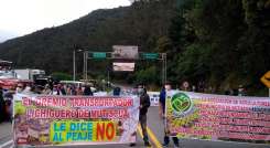 Comunidad, dirigentes políticos y cultivadores salieron a protestar a la vía.