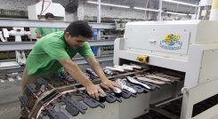 Los fabricantes de calzado buscan atraer compradores.
