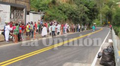 Más 15 mil caminantes venezolanos transitan entre Pamplona y Bucaramanga en el mes. / Foto: Roberto Ospino