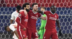 Mohamed Salah (izqierda), figura del Liverpool