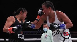 Cecilia Braekhus (derecha), boxeadora noruega nacida en Colombia.