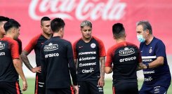 El técnico Martín Lasarte, sigue observando a los jugadores chilenos.