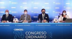 Alejandro Domínguez, (segundo, de derecha a izquierda), presidente de la Conmebol.