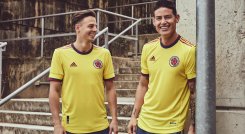 Santiago Arias y James Rodríguez lucen la nueva camiseta de la Selección Colombia.  Foto: Twitter @FCFSeleccionCol