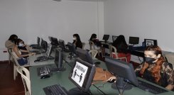 Lector facial con sensor de temperatura. Así mismo cumplen con la desinfección de manos, distanciamiento social y uso correcto del tapabocas. /Foto: Luis Alfredo Estévez/ La Opinión 