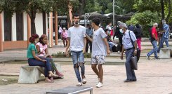 Muchos ciudadanos en Cúcuta aún no asumen su responsabilidad en el autocontrol de l pandemia, por ello es común observarlos en las calles sin tapaboca y en aglomeraciones. / Foto Alfredo Estévez/La Opinión