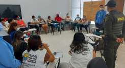 Las lideresas aprenden sobre las rutas de atención en casos de violencia de género, para replicar en sus barrios.