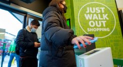  Se permite a los clientes hacer sus compras sin pasar por caja. / Foto: AFP