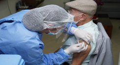 Vacunación contra la COVID-19 para adultos mayores.