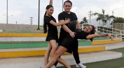 Julián con dos de sus alumnas en una demostración de baile clásico./ Foto Alfredo Estévez/La Opinión