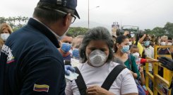 Migrantes en el puente Simón Bolívar