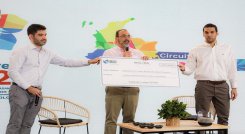  Empleados y amigos del BID entregaron un cheque para las obras de reconstrucción de San Andrés, en cabeza del director ejecutivo del Banco para Colombia y Perú, Sergio Díaz-Granados.