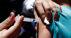 Las autoridades recomiendan no volcarse a los puestos de vacunación si no ha sido agendado por su EPS./Foto Archivo/La Opinión