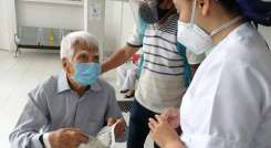 Sin cita previa y solo con la cédula los adultos mayores de 80 años se pueden vacunar.