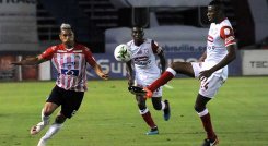 Atlético Junior e Independiente Santa Fe en partido por el torneo local.