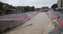 El Canal Bogotá quedó pequeño ante tanta agua/Alfredo Estevez/ La Opinión