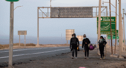 Algunos esperan un ‘aventón’ de los transportadores que cruzan el desierto con sus vehículos de carga.