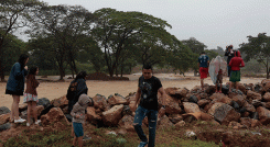 El fuerte aguacero de ayer hizo temer por un nuevo desbordamiento de la quebrada La Tonchalá, que a finales del año pasado afectó a decenas de familias ribereñas. / Fotos Luis Alfredo Estévez / La Opinión