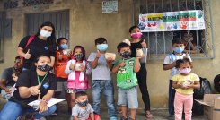 Muchos niños y niñas ayudan a sus padres en ventas informales y estudian en otros horarios.