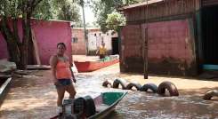 La creciente cubrió calles y viviendas del barrio La Isla./Foto Alfredo Estévez/La Opinión