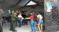 Las autoridades policiales hicieron presencia en las iglesias, verificando que se cumplieran los aforos y medidas de bioseguridad. / Foto cortesía para La Opinión