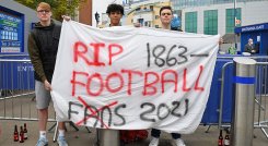 Aficionados protestaron en Inglaterra por el proyecto de los doce grandes. 