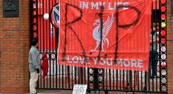 Fans del Liverpool protestaron ante la sede de su equipo. 
