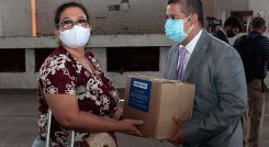 El presidente de la iglesia mormona en Cucuta, Álex Corredor, hace entrega aquí de una d elas ayudas./Foto Alfredo Estévez