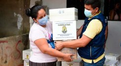 Entrega de ayudas alimentarias a las familias del barrio La Isla./Foto Cortesía