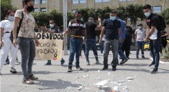 Los dueños y trabajadores de los bares de Cúcuta una vez más salieron a protestar, este lunes,  para exigir equidad en la implementación de las medidas, porque no quieren seguir “pagando los platos rotos” ante el aumento de los casos. Durante la manifestación, en el parque Santander, rompieron algunos platos. / Foto: Alfredo Estévez
