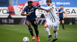 El delantero colombiano del Atalanta Duván Zapata (izquierda) desafía al centrocampista uruguayo de la Juventus Rodrigo Bentancur durante el partido de fútbol de la Serie A. / Foto: AFP