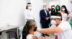 La inauguración del hospital de Gramalote se estrenó con la aplicación de la vacuna contra la COVID-19 a la señora Ana Isabel Castellanos /Foto Cortesía