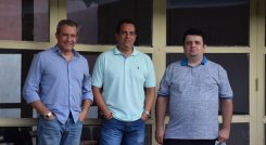 Los ingenieros de Sistemas Alexis Correa y Guillermo Ocampo, en conjunto con Anwar Elías, asesor en mercadeo de productos financieros, unieron sus conocimientos y experiencia. /Foto: Cortesía