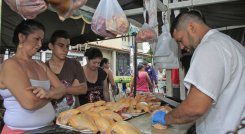 La propuesta del Gobierno de eliminar la categoría de exentos, eleva los costos de producción y encarece el precio de los alimentos. / Foto: Archivo