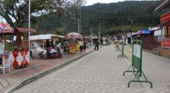 En las calles se instalaron vallas para controlar las multitudes.