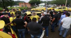 Los taxistas piden a sus compañeros que se unan al paro de manera pacífica./Foto: Juan Pablo Cohen