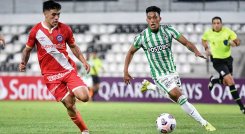 Sebastián Gómez de Atlético Nacional (derecha) en una de las acciones del partido.