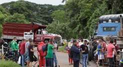 Un nuevo bloqueo vial se produjo ayer en la vía El Zulia-Ye Astilleros./Foto Alfredo Estévez