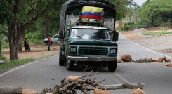 Ayer fueron levantadas nuevamente las barricadas, en los puntos de bloqueo, para dejar ingresar vehículos de carga y aprovisionar al Catatumbo. / Fotos Alfredo Estévez / La Opinión 