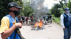 En la vía Tibú, los manifestantes levantaron barricadas para bloquear el paso hacia las diferentes localidades el Catatumbo. / Foto Luis Alfredo Estévez / La Opinión