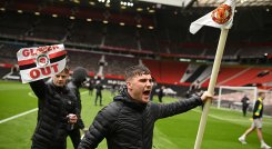 Hinchas del Manchester United invadieron Old Trafford. 