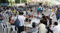 Aspecto del cabildo abierto cumplido el viernes en El Zulia, con presencia de 1.000 delegados de las organizaciones que apoyan el paro. / Foto Alfredo Estévez/ La Opinión