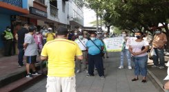 Ayer, veedores, comunidad y concejales adelantaron una protesta en las afueras de la empresa Aguas de Los Patios para exigir soluciones inmediatas./ Foto Alfredo Estévez/La Opinión