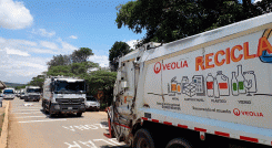 Ayer, hacia mediodía, se permitió que los camiones del aseo urbano pudieran llegar hasta el Parque Tecnológico Guayabal a descargar la basura que estaba represada.  / Foto Luis Alfredo Estévez / La Opinión