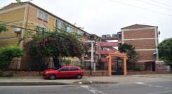 En otra época, la construcción de ‘Los Bloques‘ fue un aire innovador y atractivo para la urbanización. / Fotos Pablo Castillo / La Opinión.