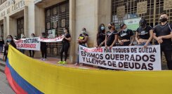 Los manifestantes recalcaron que los toques de queda han llevado a la quiebra a muchos negocios, por lo que no aguantan más este tipo de medidas que solo afectada a los empresarios y microempresarios de la noche. / Foto: Paola Ríos