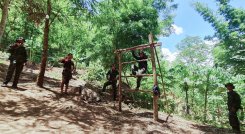 Activistas contra el golpe de Estado de militares en Birmania se sumaron a entrenamiento militar básico en el campamento de Karen National Union (KNU), un grupo étnico rebelde en el estado Karen, después de que personas huyeron de las principales ciudades de Myanmar debido a la represión militar y buscaron refugio en territorios rebeldes. / Foto: AFP