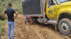 Los conductores deben hacer esfuerzos ingentes para poder superar los barriales en que están convertidas las carreteras./ Foto Cortesía